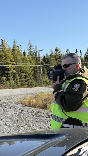 Un opérateur de cinémomètre de la Sûreté du Québec captait les vitesses des véhicules sur la route 117.