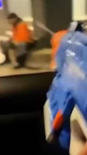 Une vidéo publiée sur les réseaux sociaux montre un homme à Kenora, en Ontario, se faisant asperger par un pistolet à eau.