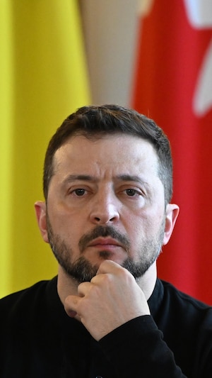Le président ukrainien, Volodymyr Zelensky, regarde devant lui, le poing sous le menton.
