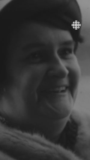 Femme qui sourit au journaliste qui lui pose des questions.