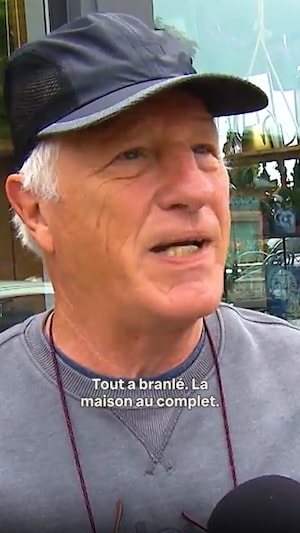 un homme parle au micro.