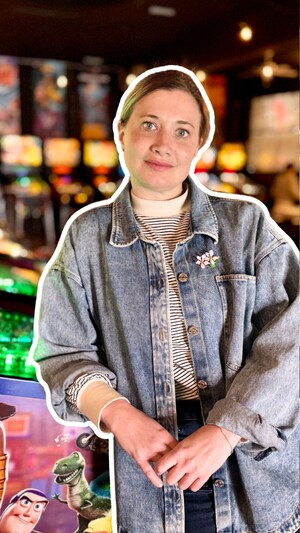 La journaliste Victoria Kopiloff dans une arcade.