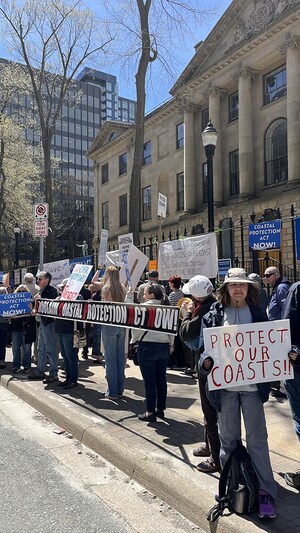 Des manifestants au centre-ville d'Halifax.