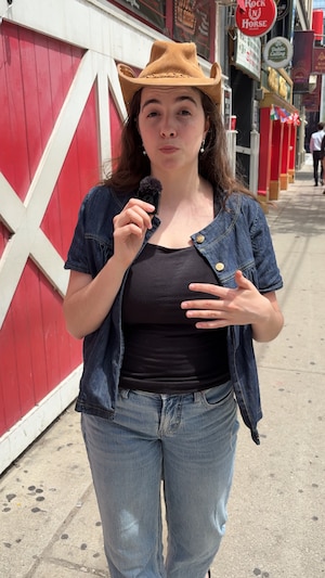 Elle porte un chapeau de cowboy