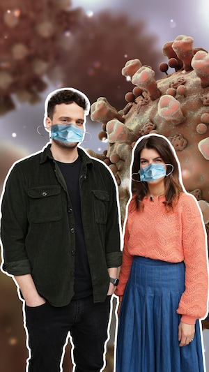 Les deux animateurs devant une image du coronavirus.