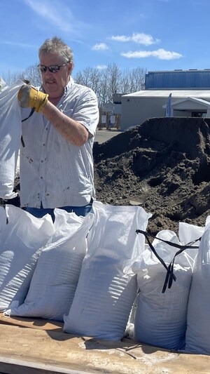 un homme et des sacs de sable.