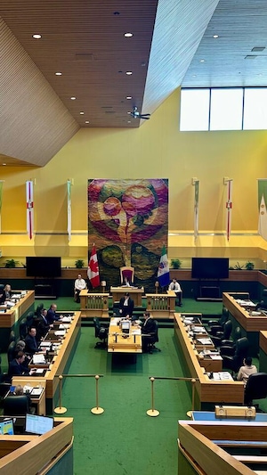Environ la moitié des sièges sont vides lors d'une séance de l'Assemblée législative du Yukon. 