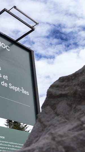 Le panneau situé à l'entrée du site de Rio Tinto IOC à Sept-Îles, au coin du boulevard Laure et de la rue Retty.
