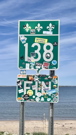 Des pancartes qui indiquent la fin de la route 138.