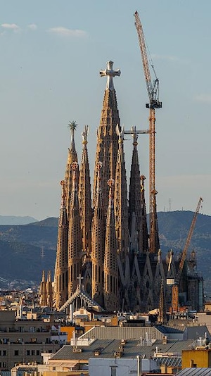 La basilique de la Sagrada Familia avec le tour principale terminée et des grues autour.