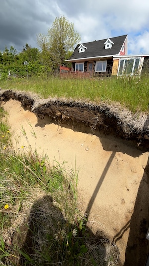 Après la tempête de 2022, cinq propriétaires de Val-Marguerite, à Sept-Îles, ont fait démolir leur résidence menacée par l’érosion.