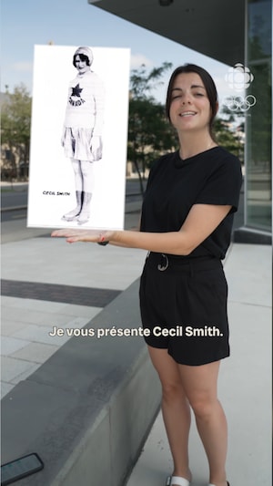 Alexane Drolet, la journaliste de Radio-Canada sourit, elle tient une image incrust&eacute;e de Cecil Smith.