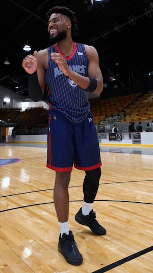 Quincy Guerrier attend un ballon de basketball.