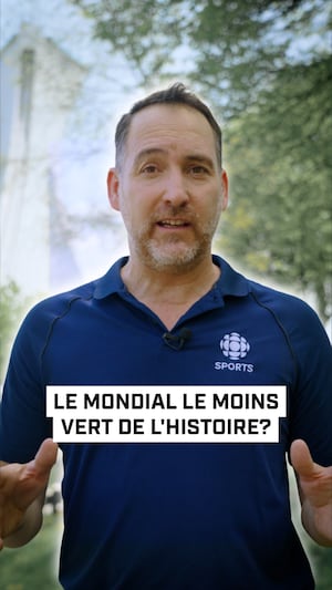 Jean-Patrick Balleux regarde la caméra.