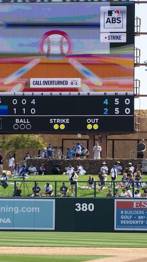 L'écran géant affiche une reprise annonçant que l'appel de l'arbitre a été renversé. 