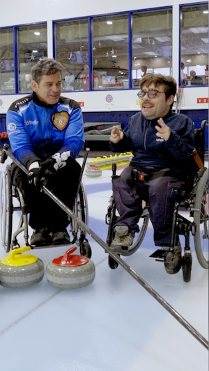 Deux joueurs de curling en fauteuil roulant. 