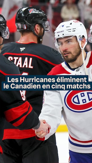 Nick Suzuki serre la main de ses adversaires.