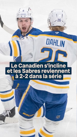 Zach Benson célèbre le but de la victoire.