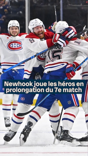 Alex Newhook célèbre son but avec ses coéquipiers.