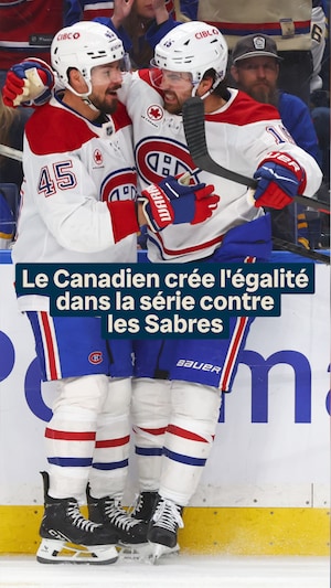 Alex Newhook et Alexandre Carrier célèbrent un but.
