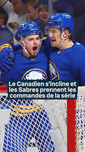 Les Sabres célèbrent un but.