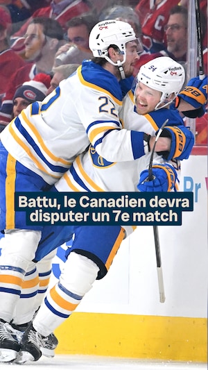 Les Sabres célèbrent un but.