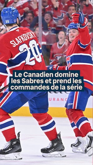 Cole Caufield et Juraj Slafkovsky célèbrent un but.
