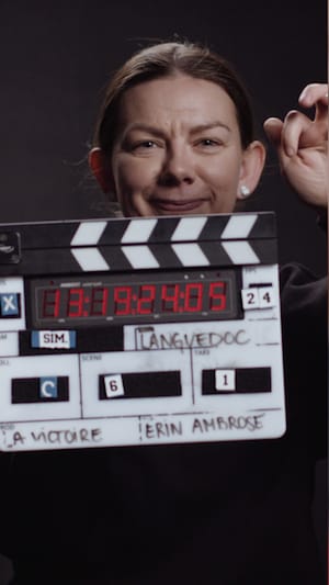 Erin Ambrose tient un clap.