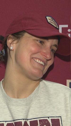 Marie-Philip Poulin avec un grand sourire.