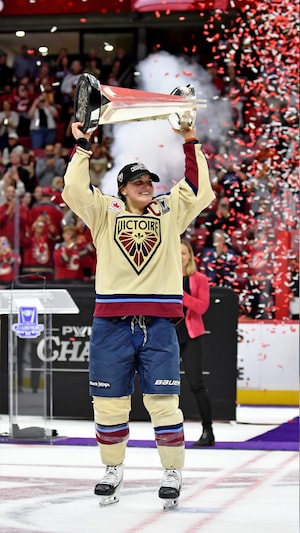 Marie-Phillip Poulin soulève la Coupe Walter.