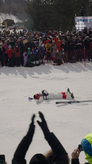 Mikaël Kingsbury est allongé sur la piste après sa victoire.