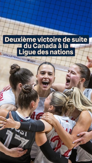 Les Canadiennes célèbrent leur victoire.