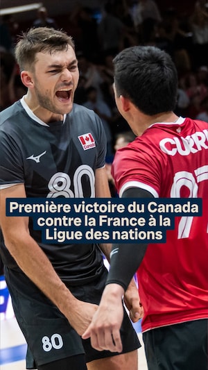 Les joueurs canadiens célèbrent leur victoire.
