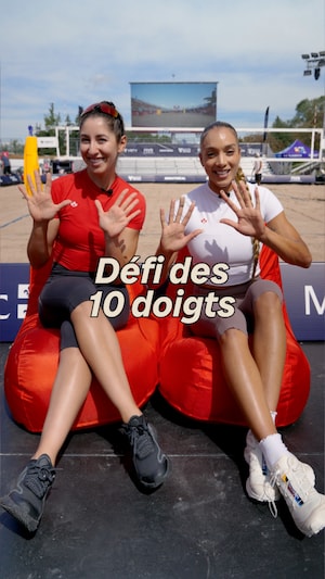 Deux joueuses de volleyball de plage durant une entrevue.