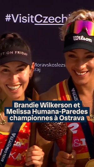 Brandie Wilkerson et Melissa Humana-Paredes posent avec leur trophée.