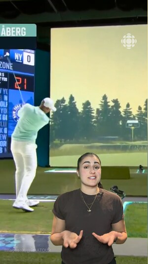 Un homme joue au golf virtuel.