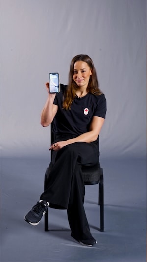 Katerine Savard montre son écran de téléphone.