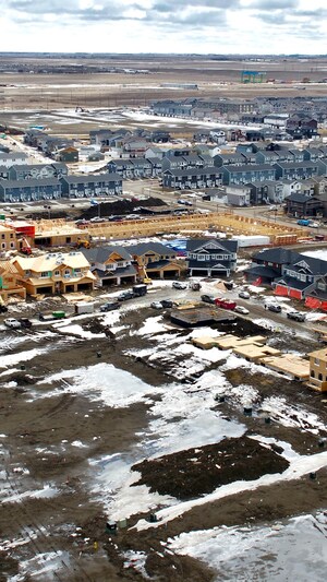 Images aériennes de maisons en construction dans un nouveau quartier, à l'est de Regina, en Saskatchewan, au printemps 2022.