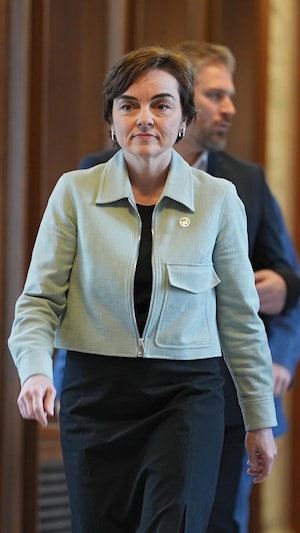 Christine Fréchette marchand sur la passerelle de l'Assemblée nationale.