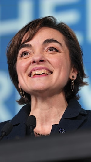 Christine Fréchette sur scène, souriante.