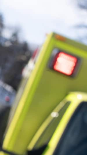 Une ambulance, gyrophares allumés.