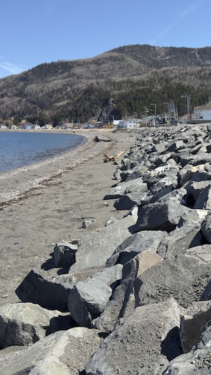 Des pierres situées entre la plage et la route qui traverse la municipalité.