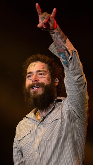 Post Malone sourit à la foule.