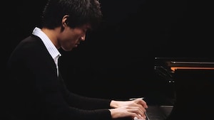 Bruce Xiaoyu Liu pendant qu'il interprète Bach en 2017.