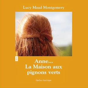 Couverture du livre Anne... La maison aux pignons verts, de Lucy Maud Montgomery, réédition 2001. On y voit la chevelure rousse tressée d'Anne, photographiée de dos.