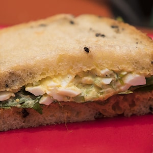 Gros plan sur une moitié du sandwich shakshuka de Danny St Pierre.