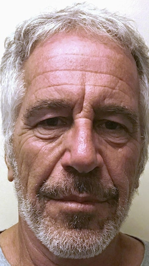 Jeffrey Epstein, mal rasé, regarde l'objectif de l'appareil photo.