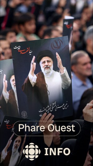 Une foule avec des personnes portant des photos du président décédé, sur la place Valiasr, dans le centre de Téhéran, en Iran, le 20 mai 2024.