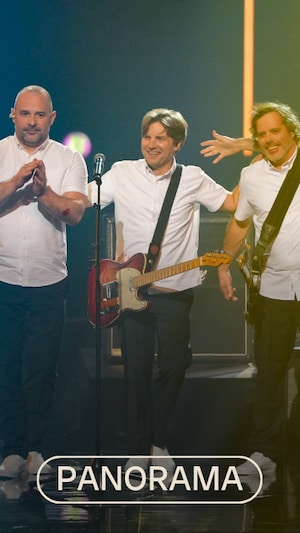 Simon Proulx, chanteur, guitariste et principal parolier du groupe Les Trois Accords, discute de la visite du groupe à Vancouver le 30 mai 2026 dans le cadre du Festival d'été francophone.