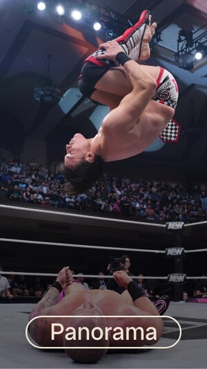 Le lutteur Speedball Mike Bailey (dans les airs) en train de faire une acrobatie spectaculaire.